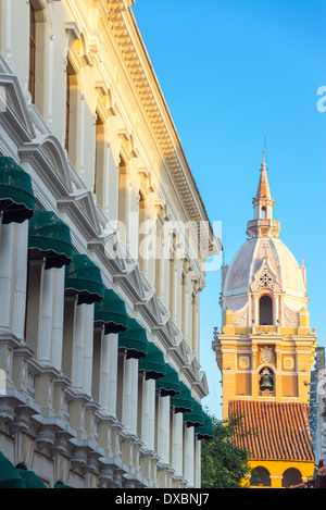 La cathédrale de Spire à Cartagena, Colombie avec un bâtiment colonial historique blanc visible aussi Banque D'Images