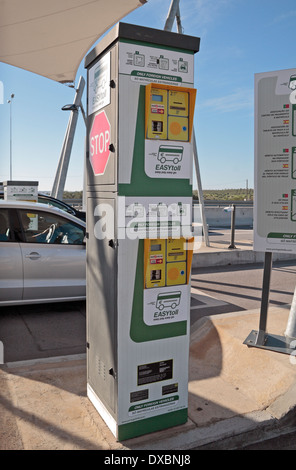 Pilote de carte de crédit paiement du côté de la machine à un système électronique de péage sur l'autoroute A 22 dans le sud du Portugal (Algave). Banque D'Images