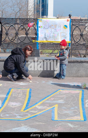 Odessa, Ukraine. Mar 23, 2014. Odessa evromaydan à l'appui de l'intégration européenne. Les concerts-rallye les partisans de l'unification de l'UE et l'Ukraine. Lors d'une manifestation à laquelle ont participé plus de 500 personnes Crédit : Andrey Nekrasov/Alamy Live News Banque D'Images