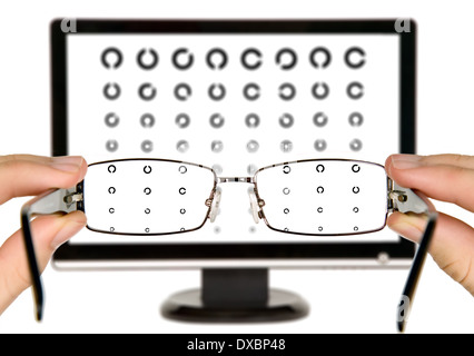 L'homme est l'écoute d'examen de la vue graphique sur l'écran à travers les lunettes Banque D'Images