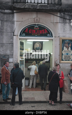 La Ginjinha, un portugais une boutique de liqueur sur la Praça de São Domingos, Lisbonne, Lisboa, Portugal. Banque D'Images