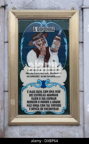 Inscrivez-vous à l'extérieur de l'une d'une liqueur portugaise Ginjinha, boutique sur la Praça de São Domingos, Lisbonne, Lisboa, Portugal. Banque D'Images