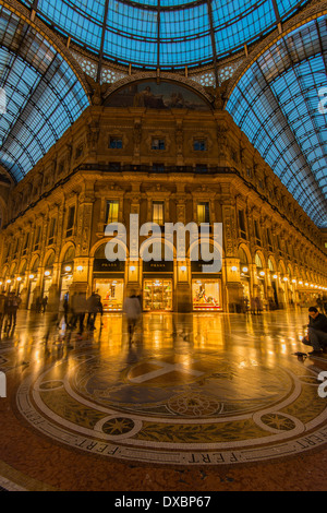 Vue de la nuit de l'intérieur de la galerie Vittorio Emanuele II gallery, Milan, Lombardie, Italie Banque D'Images