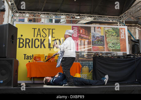 Londres, Royaume-Uni, le 23 mars 2014. Le couteau chef jonglerie divertit les foules à la bouche Brick Lane Crédit : Neil Cordell/Alamy Live News Banque D'Images