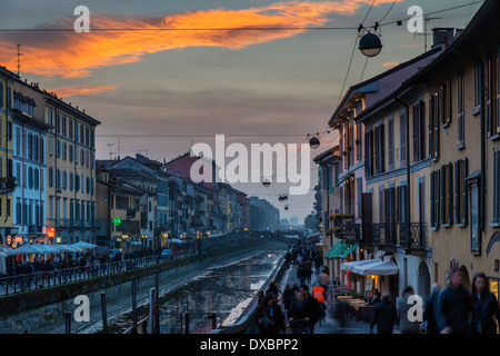 Vue du coucher de soleil du canal Naviglio Grande quartier, Milan, Lombardie, Italie Banque D'Images