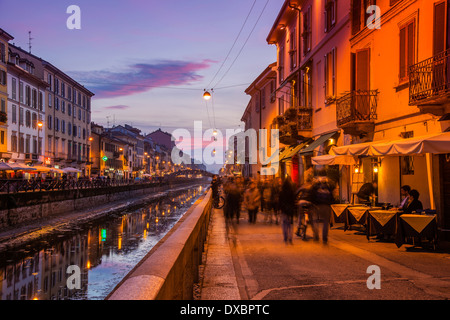 Vue de nuit canal Naviglio Grande, Milan, Lombardie, Italie Banque D'Images