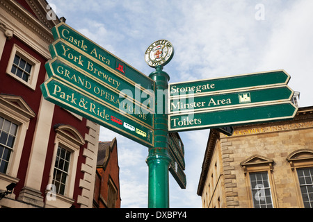 Des informations touristiques et attractions touristiques panneaux pour différentes destinations dans la ville de York, England, UK Banque D'Images