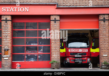 Entrée de la station de feu et le moteur dans la ville de York, England, UK Banque D'Images