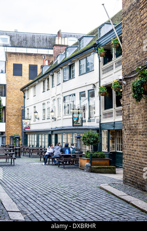 Le George Inn pub anglais traditionnel, la seule galerie Coaching Inn à Londres - Rue La UK Banque D'Images