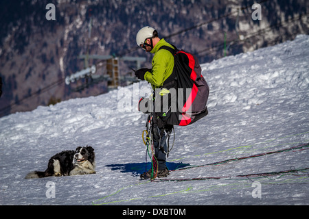 Animaux domestiques : réglage Parapente son talkie walkie avant de partir sans son chien ! France Banque D'Images