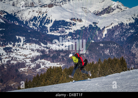 Décollage parapente dans les Alpes Françaises Banque D'Images