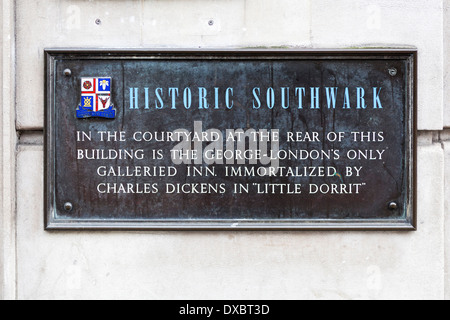 Southwark historique signe avec informations sur le George Inn - un pub traditionnel, répartis sur 2 étages dans quartier, Londres Banque D'Images