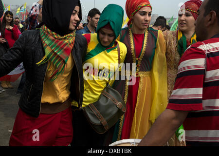 Kazlicesme, Istanbul. Mar 23, 2014. Newrouz célébrations organisées par le PDE, un parti politique turc qui favorise le nationalisme kurde et la liberté pour Abdullah Öcalan, le leader emprisonné du PKK. 23 mars 2014, Istanbul. Photo par Bikem Ekberzade/Alamy Live News Banque D'Images