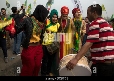 Kazlicesme, Istanbul. Mar 23, 2014. Newrouz célébrations organisées par le PDE, un parti politique turc qui favorise le nationalisme kurde et la liberté pour Abdullah Öcalan, le leader emprisonné du PKK. 23 mars 2014, Istanbul. Photo par Bikem Ekberzade/Alamy Live News Banque D'Images