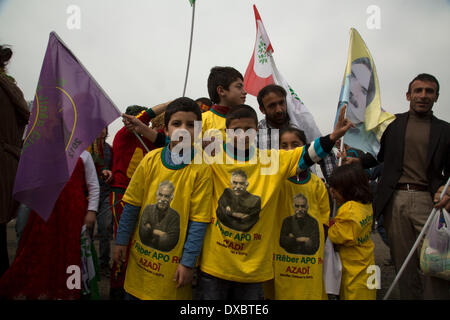 Kazlicesme, Istanbul. Mar 23, 2014. Newrouz célébrations organisées par le PDE, un parti politique turc qui favorise le nationalisme kurde et la liberté pour Abdullah Öcalan, le leader emprisonné du PKK. 23 mars 2014, Istanbul. Photo par Bikem Ekberzade/Alamy Live News Banque D'Images