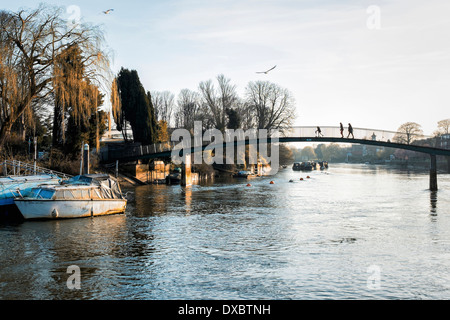 Les gens à pied par passerelle au-dessus de la rivière Thames à Eel Pie Island - Twickenham, London, UK Banque D'Images