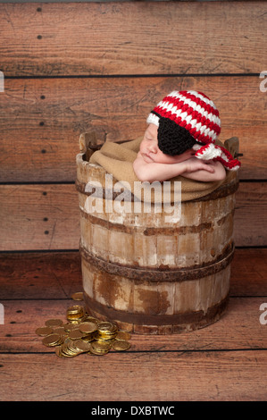 Sleeping baby boy portant un chapeau de pirate et cache-oeil Banque D'Images