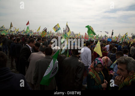 Kazlicesme, Istanbul. Mar 23, 2014. Newrouz célébrations organisées par le PDE, un parti politique turc qui favorise le nationalisme kurde et la liberté pour Abdullah Öcalan, le leader emprisonné du PKK. 23 mars 2014, Istanbul. Photo par Bikem Ekberzade/Alamy Live News Banque D'Images