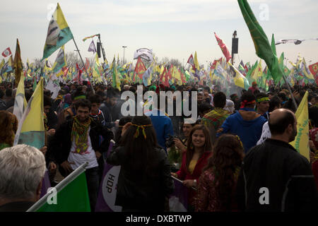 Kazlicesme, Istanbul. Mar 23, 2014. Newrouz célébrations organisées par le PDE, un parti politique turc qui favorise le nationalisme kurde et la liberté pour Abdullah Öcalan, le leader emprisonné du PKK. 23 mars 2014, Istanbul. Photo par Bikem Ekberzade/Alamy Live News Banque D'Images