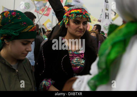 Kazlicesme, Istanbul. Mar 23, 2014. Newrouz célébrations organisées par le PDE, un parti politique turc qui favorise le nationalisme kurde et la liberté pour Abdullah Öcalan, le leader emprisonné du PKK. 23 mars 2014, Istanbul. Photo par Bikem Ekberzade/Alamy Live News Banque D'Images