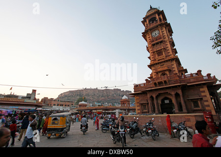 Tour de l'horloge dans la zone 'Sandar marché", avec le "fort ehrangarh' en arrière-plan. Jodhpur, Rajasthan, Inde. Banque D'Images