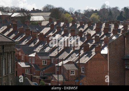 Lignes en pente des maisons en terrasse dans la ville de Durham North East England UK Banque D'Images