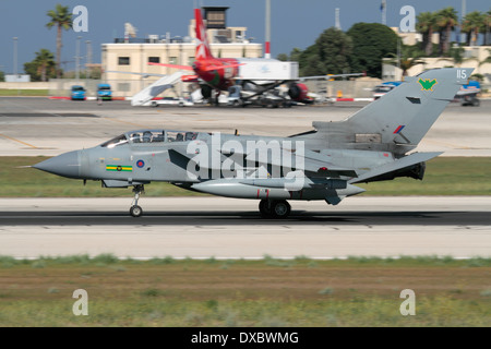 Royal Air Force Panavia Tornado Gr4 de bombardiers tactiques à l'arrivée à Malte Banque D'Images