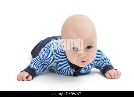 Pose sur sol bébé attentif isolé sur fond blanc Banque D'Images