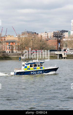 Une vedette de police ou d'un bateau d'une patrouille sur la Tamise, Londres UK Banque D'Images