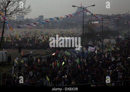 Kazlicesme, Istanbul. Mar 23, 2014. Newrouz célébrations organisées par le PDE, un parti politique turc qui favorise le nationalisme kurde et la liberté pour Abdullah Öcalan, le leader emprisonné du PKK. 23 mars 2014, Istanbul. Photo par Bikem Ekberzade/Alamy Live News Banque D'Images