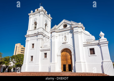 White cathédrale de Santa Marta, Colombie avec un beau ciel bleu profond Banque D'Images