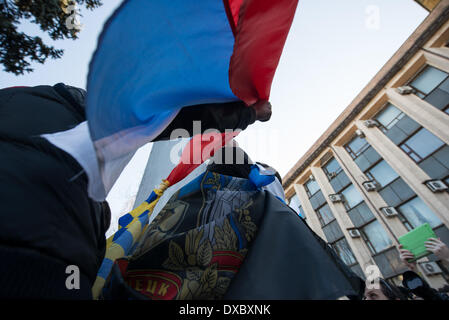 Donetsk, Ukraine. Mar 23, 2014. Russe Pro se sont réunis à la Place Lénine, à Donetsk, le 23 mars 2014 et a marché sur les capacités d'ukranian flasg et les remplacer par des drapeaux et insignes russiant Donetsk. Ils demandaient un referundum sur le rattachment de donbass région en Russie. Crédit : Romain Carre/NurPhoto ZUMAPRESS.com/Alamy/Live News Banque D'Images