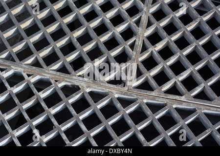 Grille d'égout métalliques dans le cadre d'infrastructures urbaines Banque D'Images