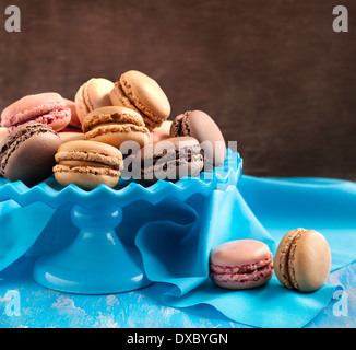 Macarons à la française. Café, chocolat, vanille et framboise macarons Banque D'Images
