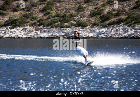 Les jeunes adultes de sexe masculin le ski nautique Banque D'Images