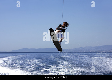 Les jeunes adultes de sexe masculin le ski nautique Banque D'Images