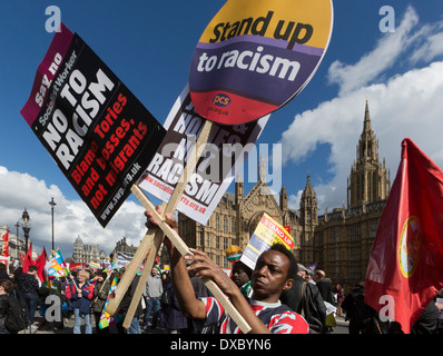 L'homme contient jusqu'à la protestation des plaques de Londres sur l'Organisation des Nations Unies Journée de lutte contre le racisme Banque D'Images