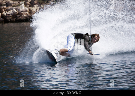 Les jeunes adultes de sexe masculin le ski nautique Banque D'Images