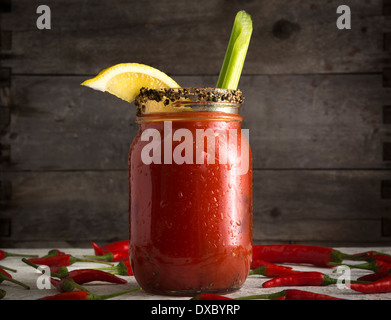 Bloody Mary bloody caesar ou avec le céleri dans pot Mason bordés de poivre noir Banque D'Images