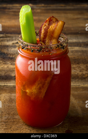 Pot Mason Bloody Mary ou Caesar avec bacon sur fond de bois Banque D'Images