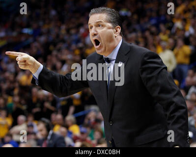 St.Louis, MO, USA. Mar 23, 2014. L'entraîneur en chef des Wildcats de Kentucky John Calipari a poussé son équipe au Kentucky joué # 1 graine Wichita St. le dimanche 23 mars 2014 à St Louis, MO. Photo par Mark Cornelison | Lexington Herald-Leader © Personnel/ZUMAPRESS.com/Alamy Live News Banque D'Images