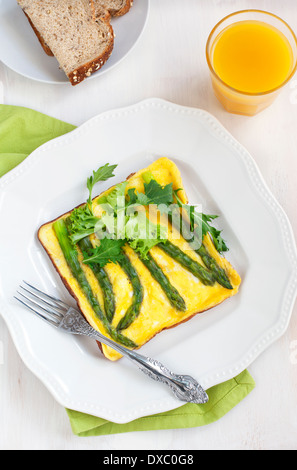 Omelette aux asperges vertes Banque D'Images