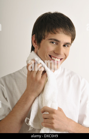 Les jeunes adultes de sexe masculin avec bouteille de gouttes Banque D'Images