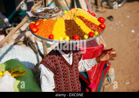 Fruits secs en vente à l 'Camel Pushkar Fair'. Le Rajasthan, Inde. Banque D'Images