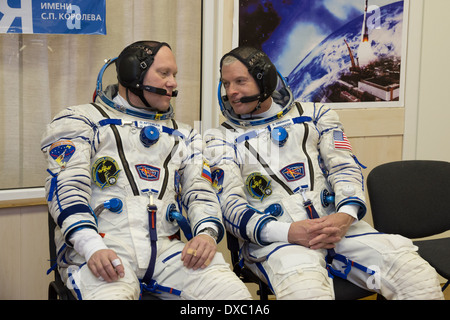 Station spatiale internationale membre de l'équipage Expedition 39 L'astronaute Steve Swanson de NASA et le cosmonaute Oleg Artemyev de l'Agence spatiale fédérale russe suit up dans leurs scaphandres Sokol pour un ajustement final pendant la formation à l'installation de l'intégration au cosmodrome de Baïkonour le 14 mars 2014 à Baïkonour au Kazakhstan. Lancement de l'équipage est prévue pour le 26 mars pour une mission de six mois à bord de la Station spatiale internationale. Banque D'Images