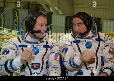 L'expédition 39 de la Station spatiale internationale L'astronaute Steve Swanson, membre de l'équipage de la NASA et commandant de Soyouz Alexander Skvortsov de l'Agence spatiale fédérale russe suit up dans leurs scaphandres Sokol pour un ajustement final pendant la formation à l'installation de l'intégration au cosmodrome de Baïkonour le 14 mars 2014 à Baïkonour au Kazakhstan. Lancement de l'équipage est prévue pour le 26 mars pour une mission de six mois à bord de la Station spatiale internationale. Banque D'Images