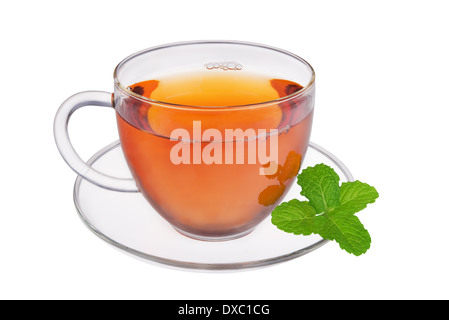 Tasse en verre de thé de feuilles de menthe isolé sur fond blanc Banque D'Images
