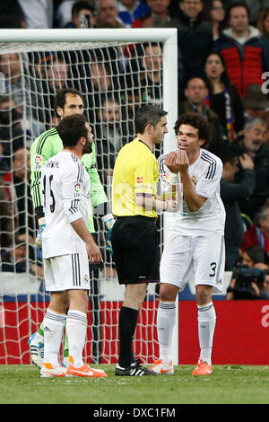 Madrid, Espagne. 23 mars 2014. La Liga football, Real Madrid contre Barcelone. 'El Classico" à Santiago Bernabeu Stadium. La photo montre Képler Laveran Pepe (Portugais/Brésilien défenseur du Real Madrid) : Action de Crédit Plus Sport Images/Alamy Live News Banque D'Images