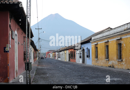 Volcan de Agua, le volcan d'eau, 3766m, domine vues au sud d'Antigua Guatemala. Banque D'Images