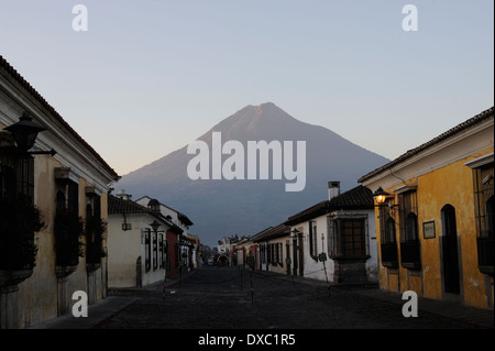 Volcan de Agua, le volcan d'eau, 3766m, domine vues au sud d'Antigua Guatemala. Banque D'Images